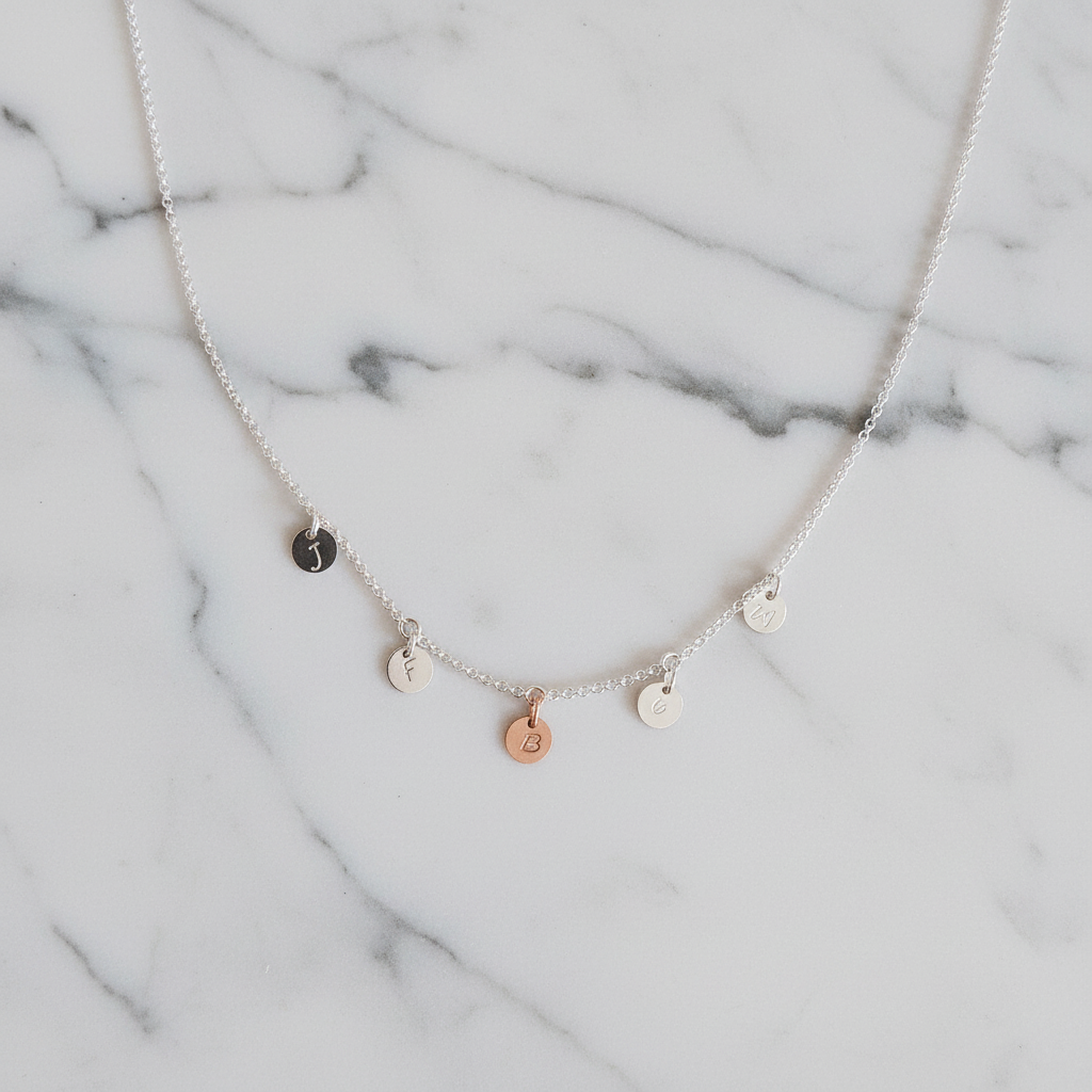 Zarte Namenskette mit fünf Plättchen - von Hand gefertigt mit einem rosévergoldeten Highlight