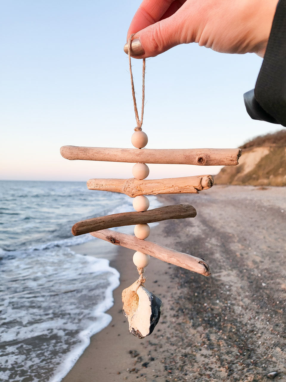 Handgefertigtes Treibholz Mobile mit Hühnergott | Maritime Deko von Rügen