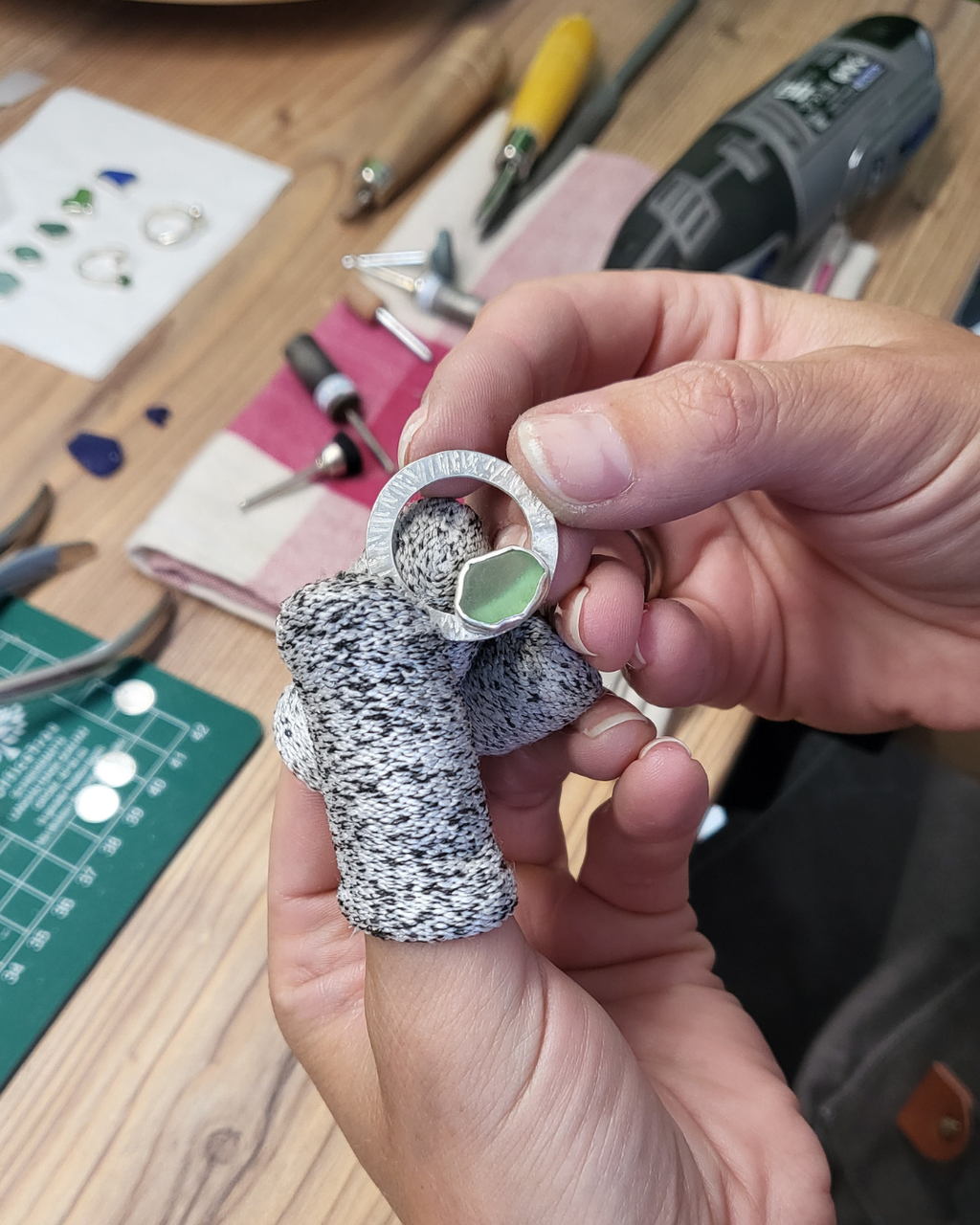 Anhänger mit gehämmertem Kreis und strahlendem Seeglas – Handgefertigter Meeres-Schmuck