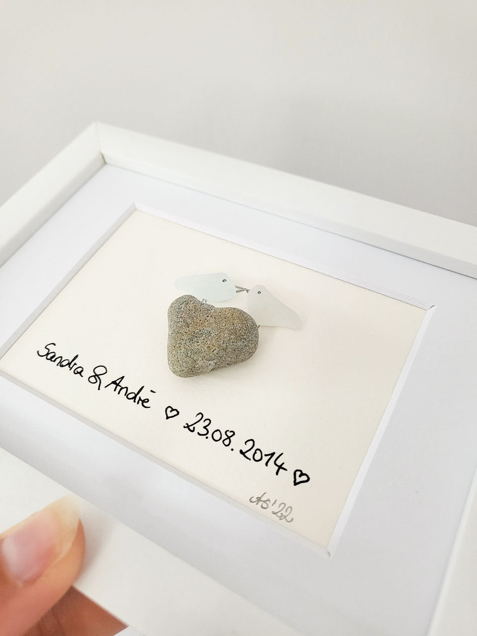 Seeglasbild Erster Kuss Personalisiert - mit einem Stein und echtem Seeglas aus der Ostsee