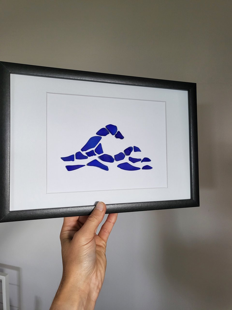 Handgemachtes Bild Wellengang einer blauen Welle aus Seeglas von Rügen