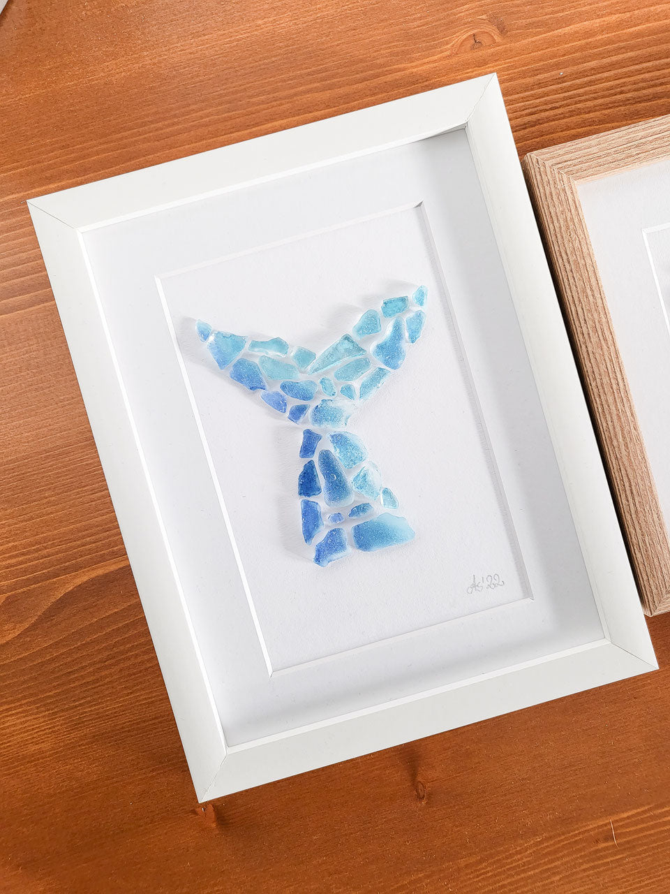 Einzigartiges Seeglasbild "Batik Flosse" - Handgefärbtes Ostseeglas in nachhaltigem Rahmen