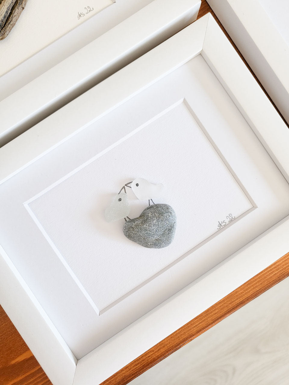 Seeglasbild Erster Kuss Personalisiert - mit einem Stein und echtem Seeglas aus der Ostsee