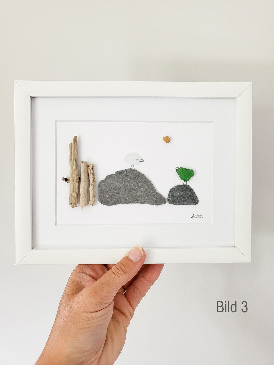 Seeglasbild Steinküste - mit Treibholz, Steinen und echtem Seeglas aus der Ostsee