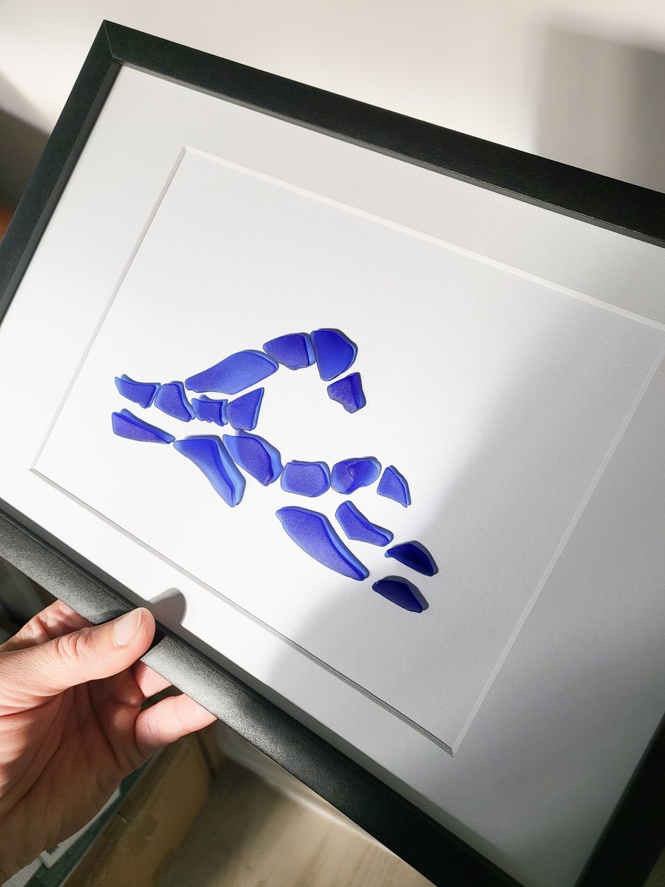 Handgemachtes Bild Wellengang einer blauen Welle aus Seeglas von Rügen