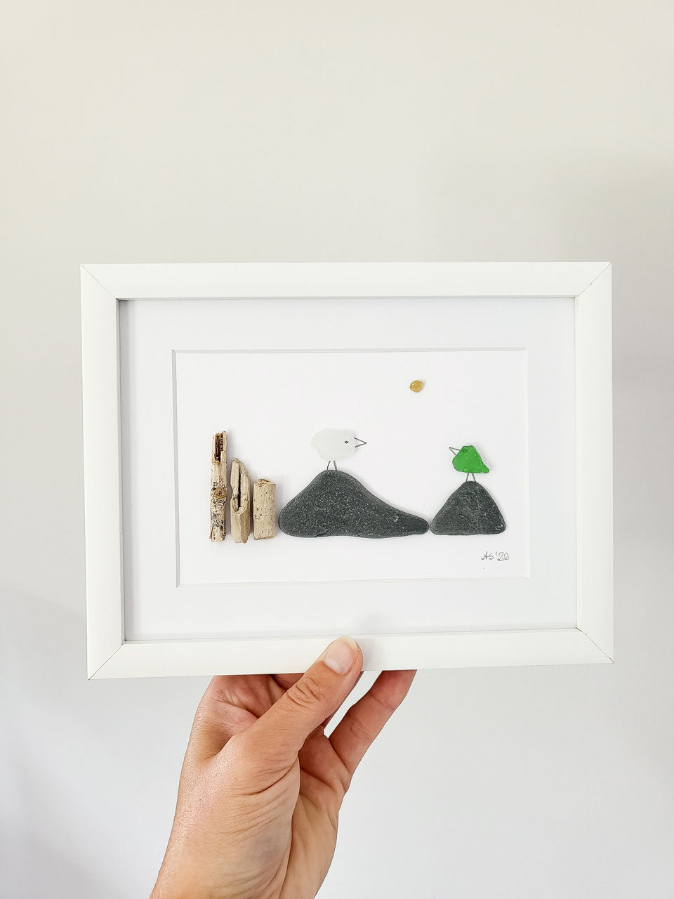 Seeglasbild Steinküste - mit Treibholz, Steinen und echtem Seeglas aus der Ostsee