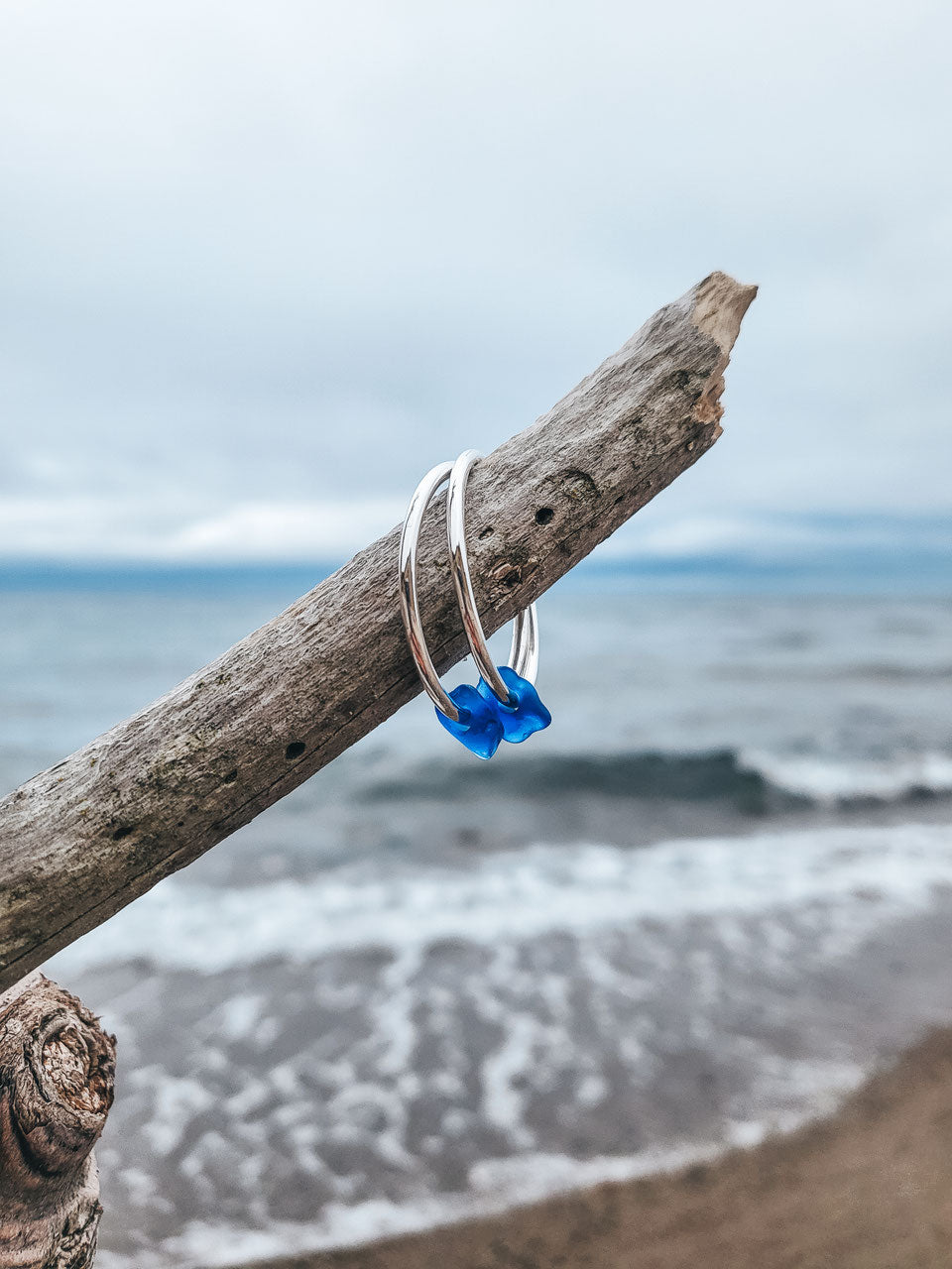 Federleichte Silber Creolen mit Seeglas - perfekt für den Alltag und die nächste Strandparty