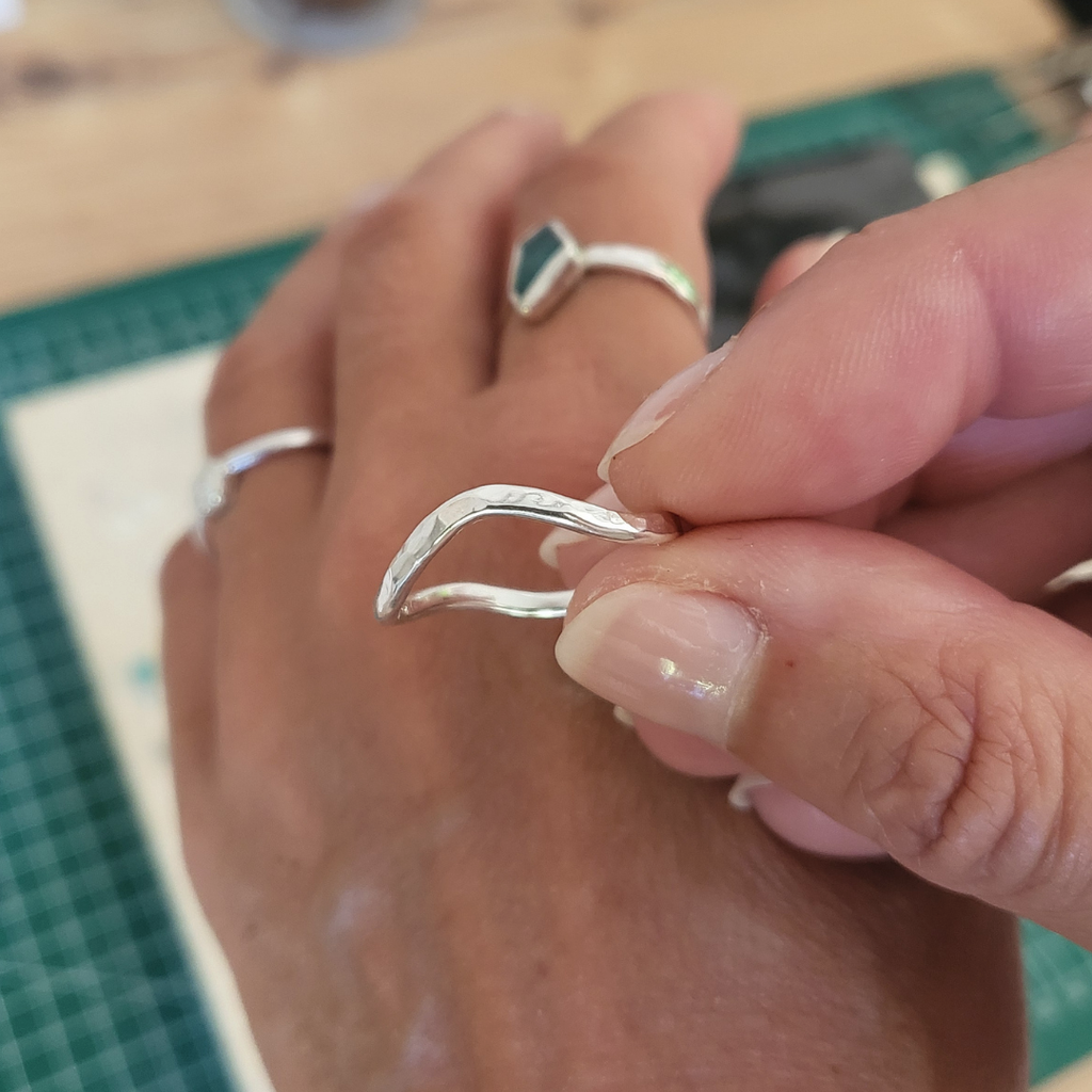 Wellenring Wavy – handgeschmiedeter Silberring mit Hammerschlagoptik