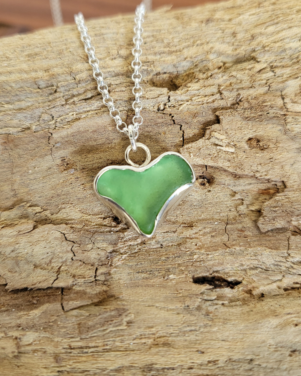 Einzigartige Seeglas-Herz-Kette mit leuchtend grünem Glas - ein Stück Küstenliebe nur für dich!
