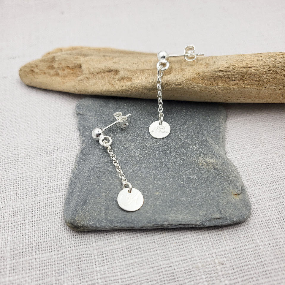 Ohrstecker personalisiert schwingend | 925 Silber Initial Andressa Schmuck
