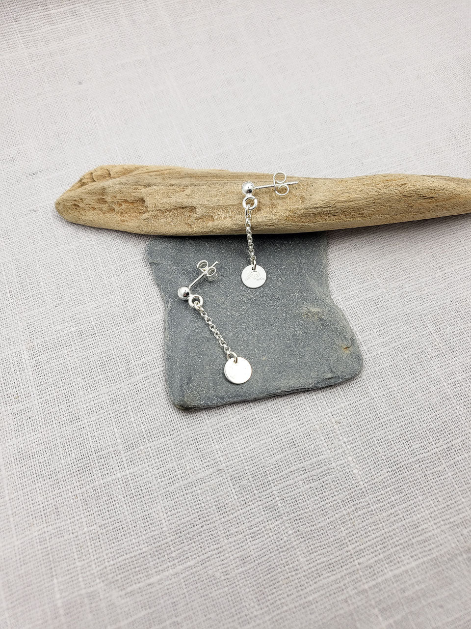 Ohrstecker mit einer kleinen Kugel und einem schwingenden Plättchen 925 Silber / Namensschmuck