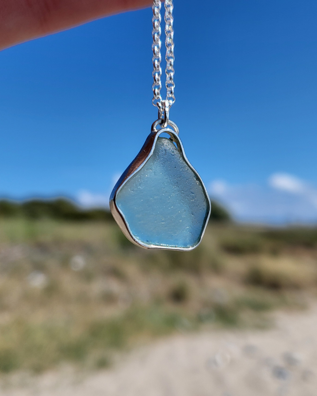 Seeglas Kette mit Aqua-Tropfenanhänger oder einer kleinen Bohnenform - Silberkette mit echtem Seeglas von Rügen