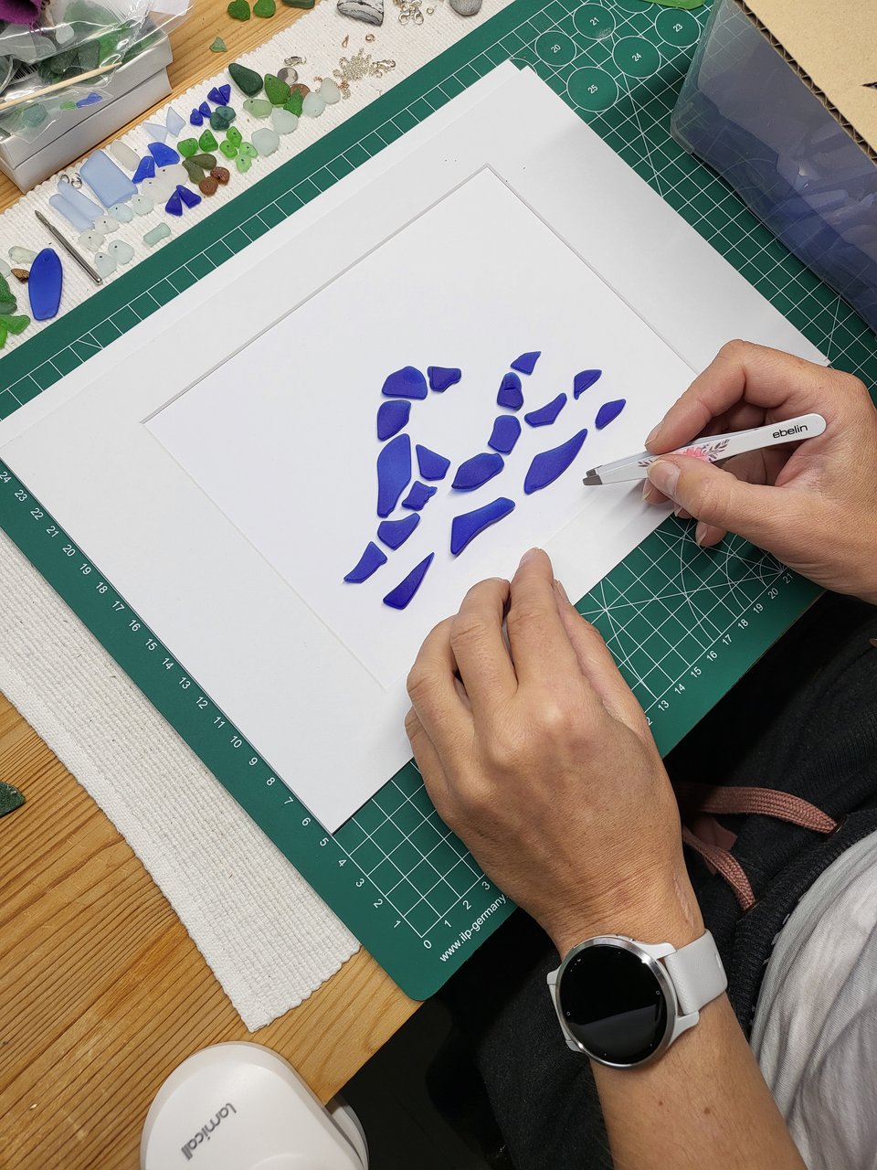 Handgemachtes Bild Wellengang einer blauen Welle aus Seeglas von Rügen