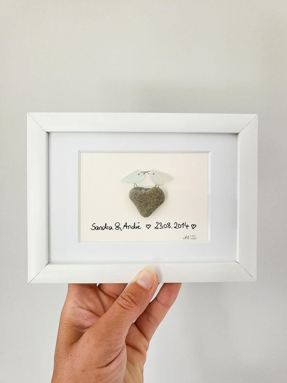 Seeglasbild Erster Kuss Personalisiert - mit einem Stein und echtem Seeglas aus der Ostsee