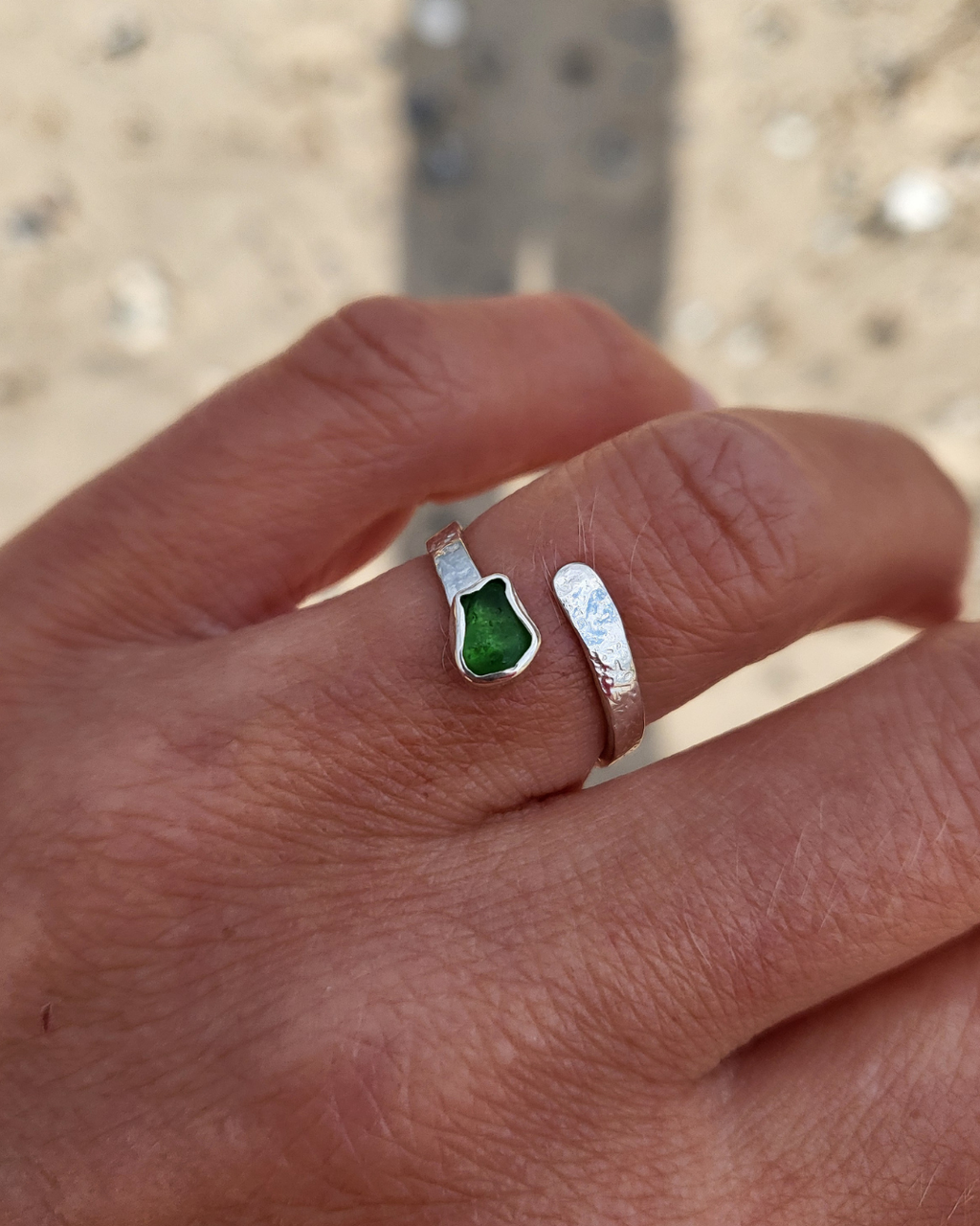 Einzigartiger Seeglasring im Schlangendesign mit grünem Seeglas – Handgefertigtes Unikat aus Rügen