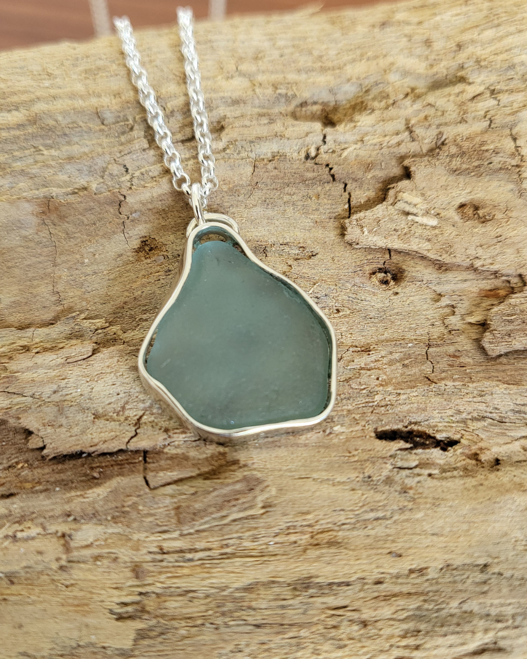 Seeglas Kette mit Aqua-Tropfenanhänger oder einer kleinen Bohnenform - Silberkette mit echtem Seeglas von Rügen