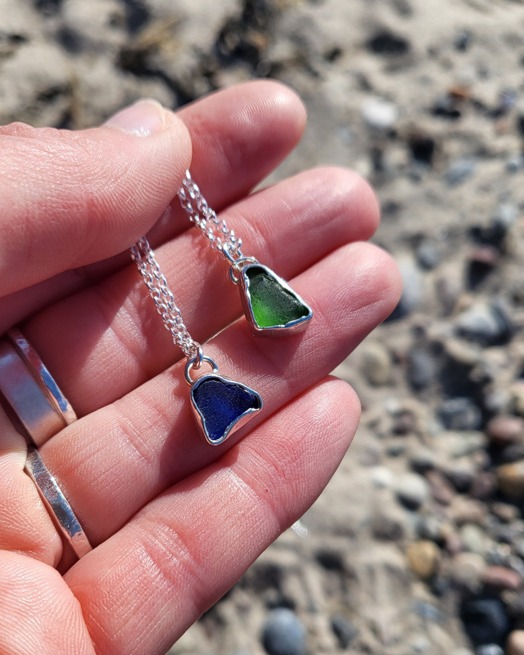 Dunkelblaue und Grasgrüne Seeglas Silberketten mit echtem Seeglas von Rügen