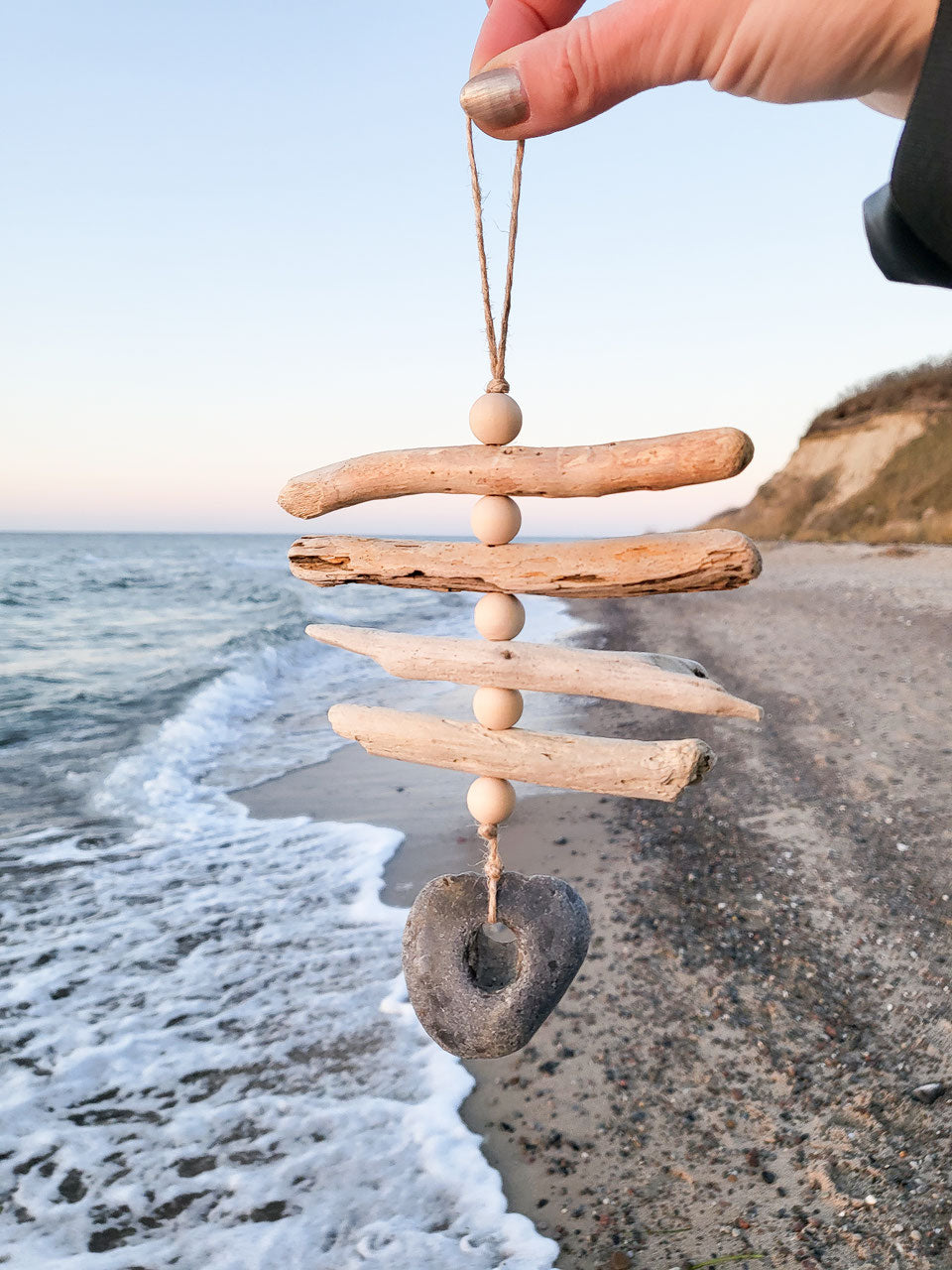 Handgefertigtes Treibholz Mobile mit Hühnergott | Maritime Deko von Rügen