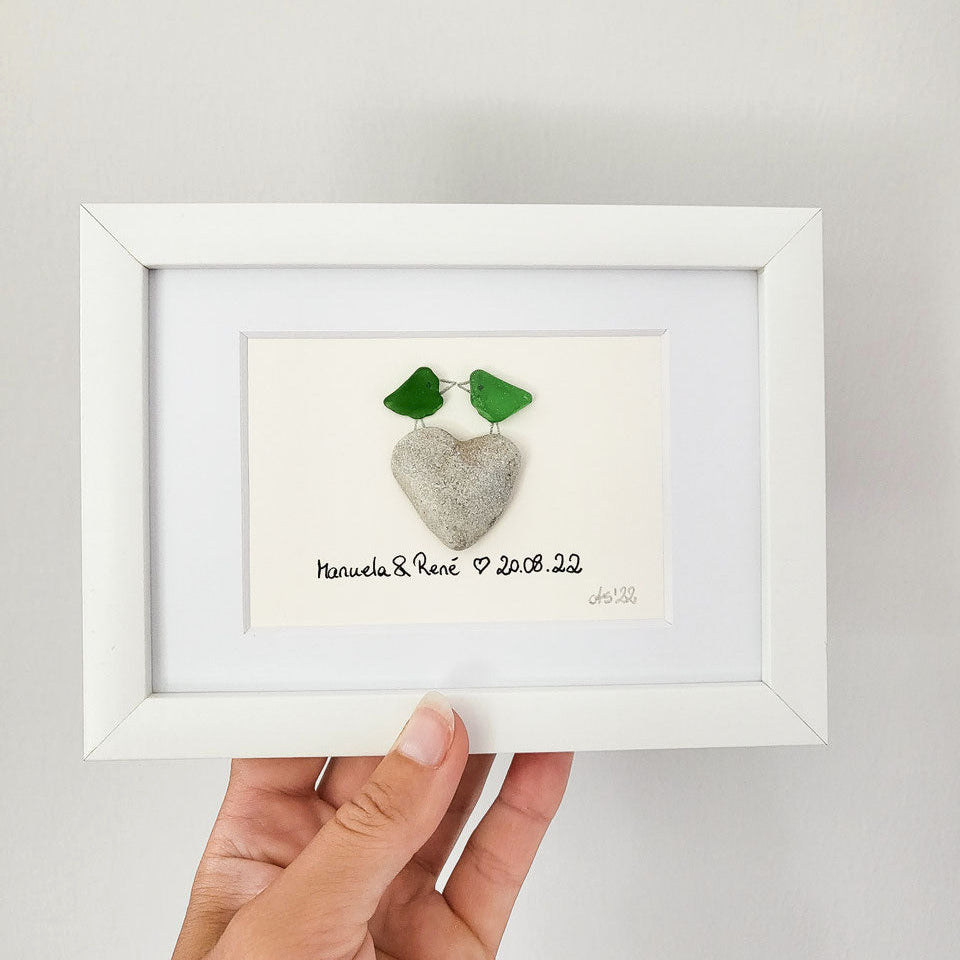 Seeglasbild Erster Kuss Personalisiert - mit einem Stein und echtem Seeglas aus der Ostsee