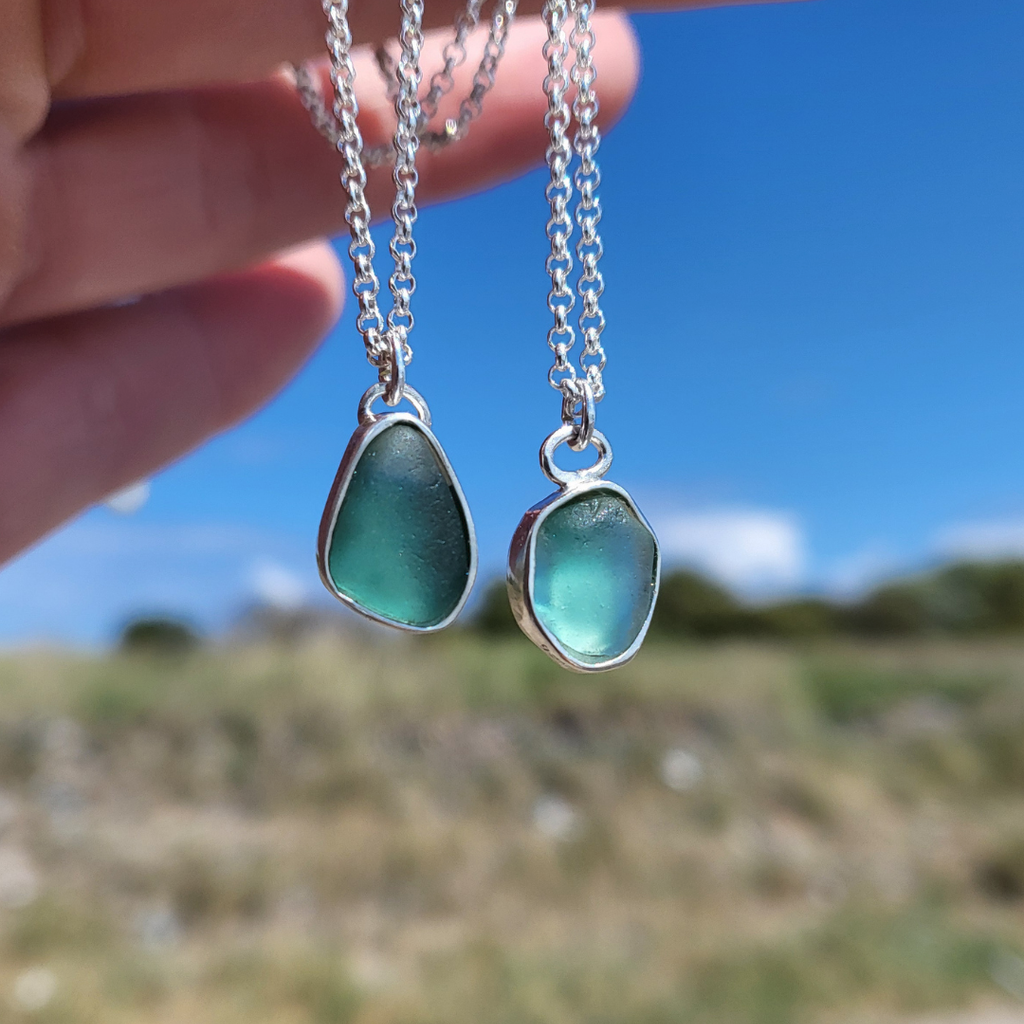 Seeglas Kette in türkis von Rügen handgeschmiedet aus recyceltem Silber von Andressa Schmuck Türkis Seeglas Kette | 925 Silber oval eckig Karibik Rügen