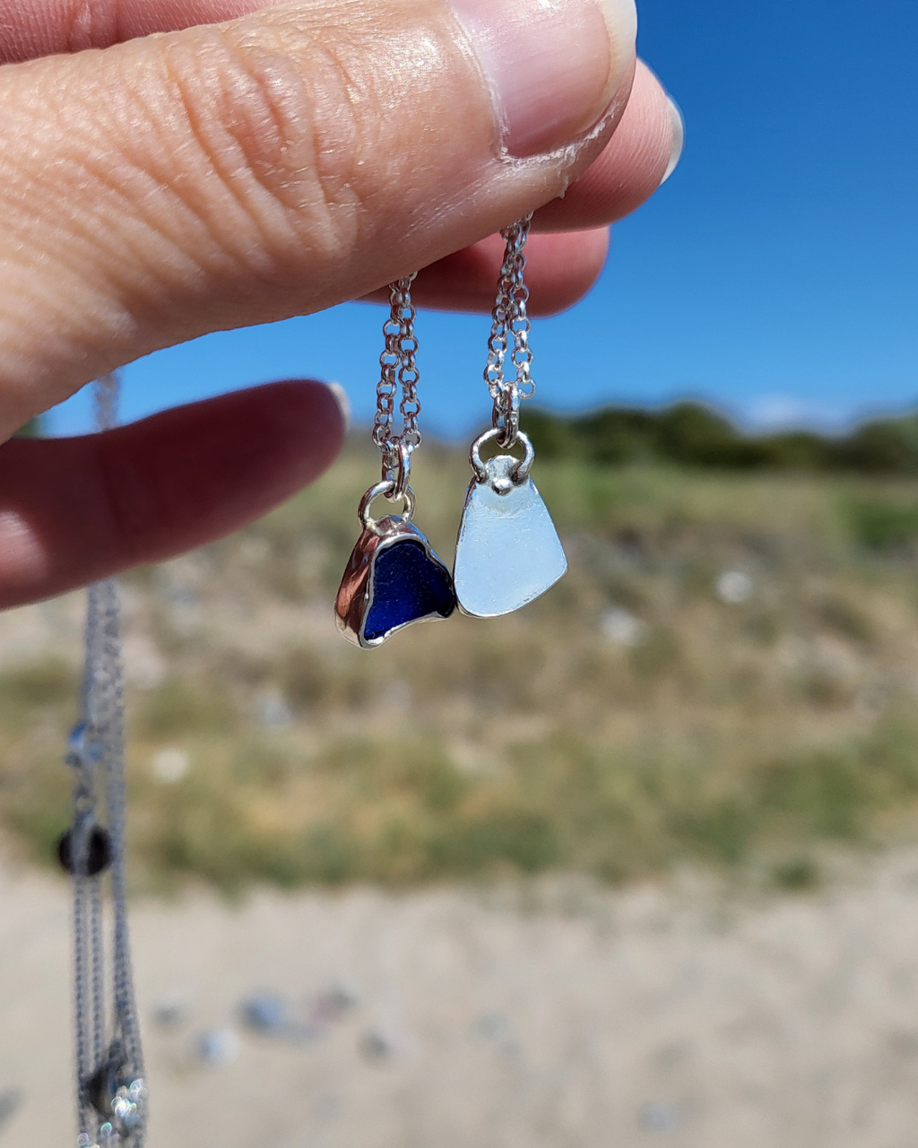 Dunkelblaue und Grasgrüne Seeglas Silberketten mit echtem Seeglas von Rügen