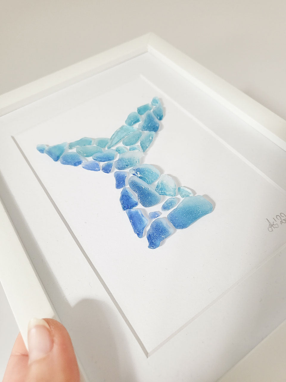 Einzigartiges Seeglasbild "Batik Flosse" - Handgefärbtes Ostseeglas in nachhaltigem Rahmen