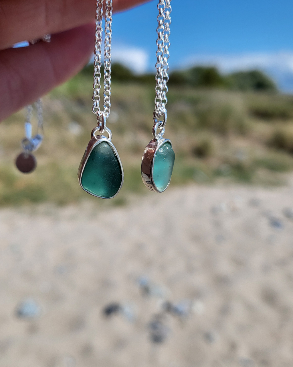 Einzigartige Seeglas-Ketten in strahlendem Türkis - Silberketten mit echtem Seeglas von Rügen