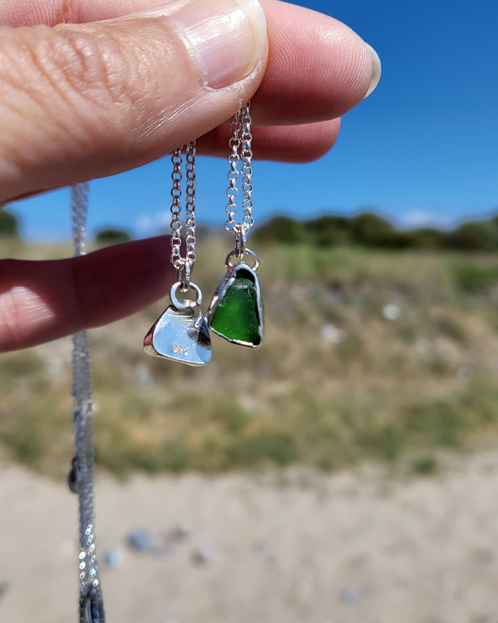 Dunkelblaue und Grasgrüne Seeglas Silberketten mit echtem Seeglas von Rügen