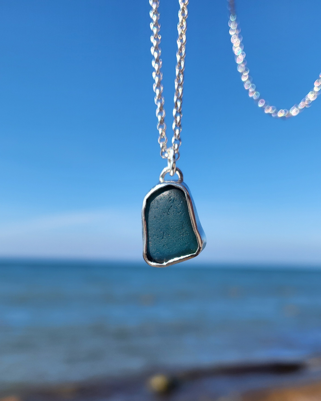 Dunkeltürkise Seeglas Silberkette mit echtem Seeglas von Rügen