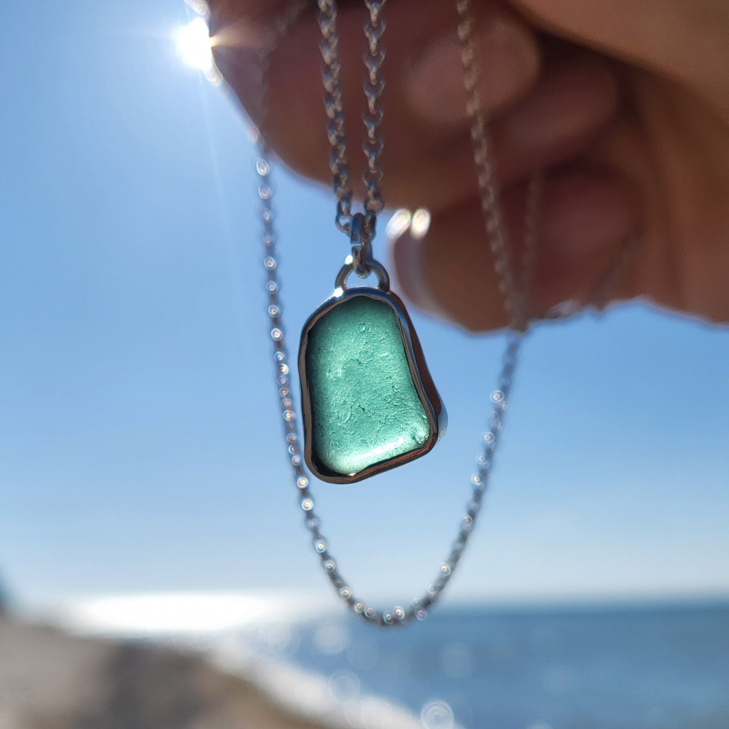 Dunkeltürkise Seeglas Silberkette mit echtem Seeglas von Rügen