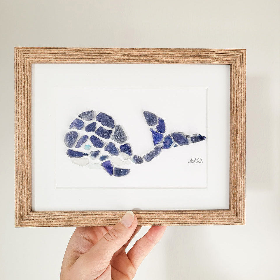 Seeglasbild batik Wal "Wählii" - mit echtem Seeglas aus der Ostsee, das gefärbt worden ist