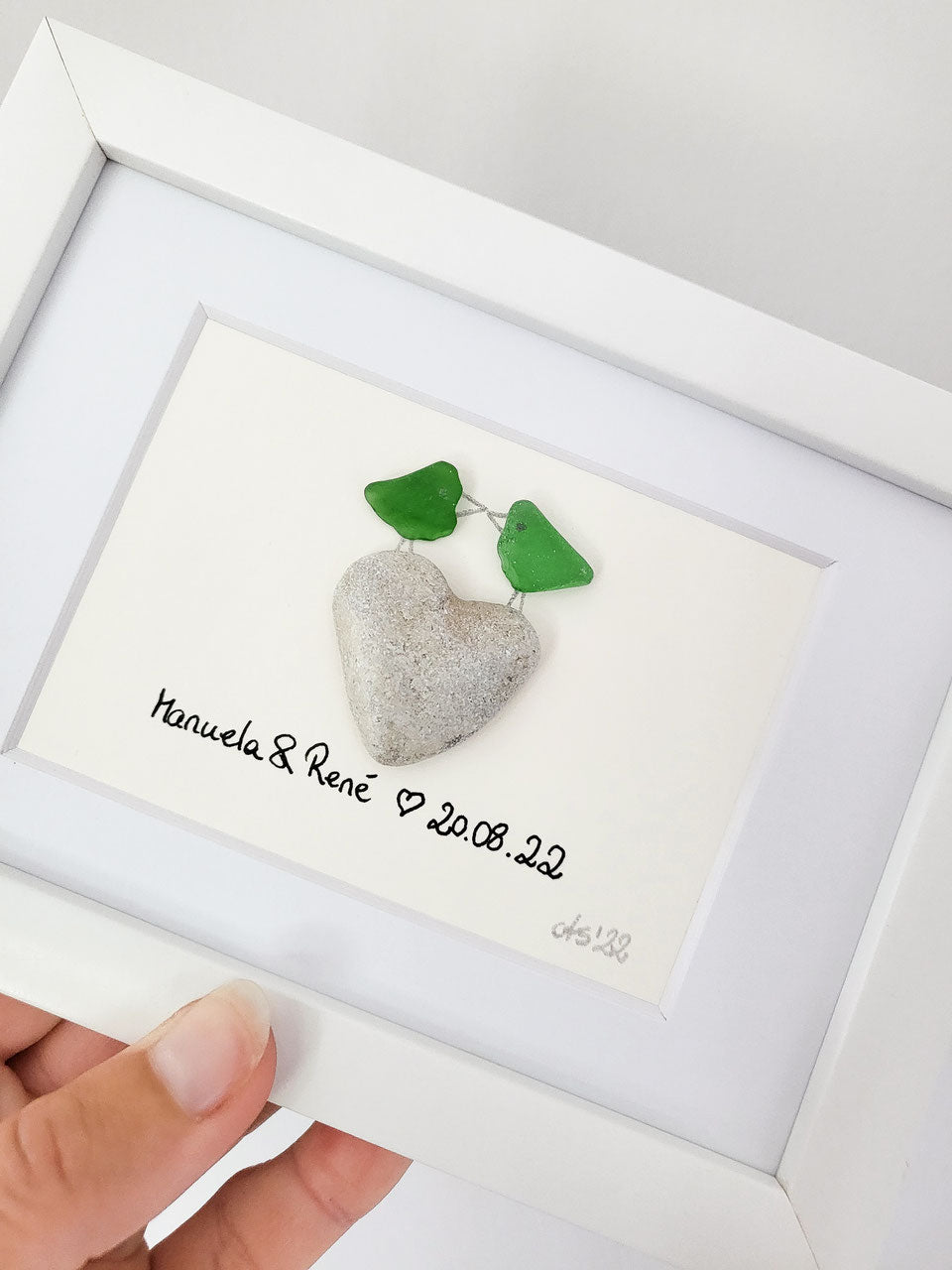 Seeglasbild Erster Kuss Personalisiert - mit einem Stein und echtem Seeglas aus der Ostsee