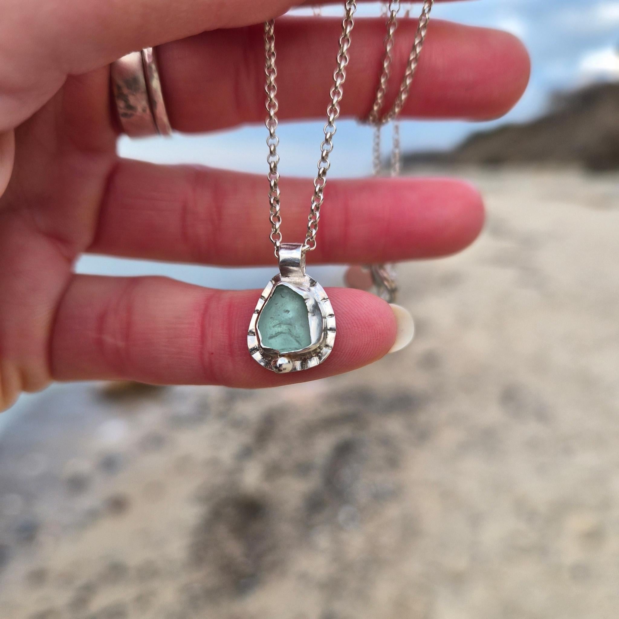 Meerglas Kette Sonnenstrahlen Fassung - Seeglas Aquamarin Silber Rügen