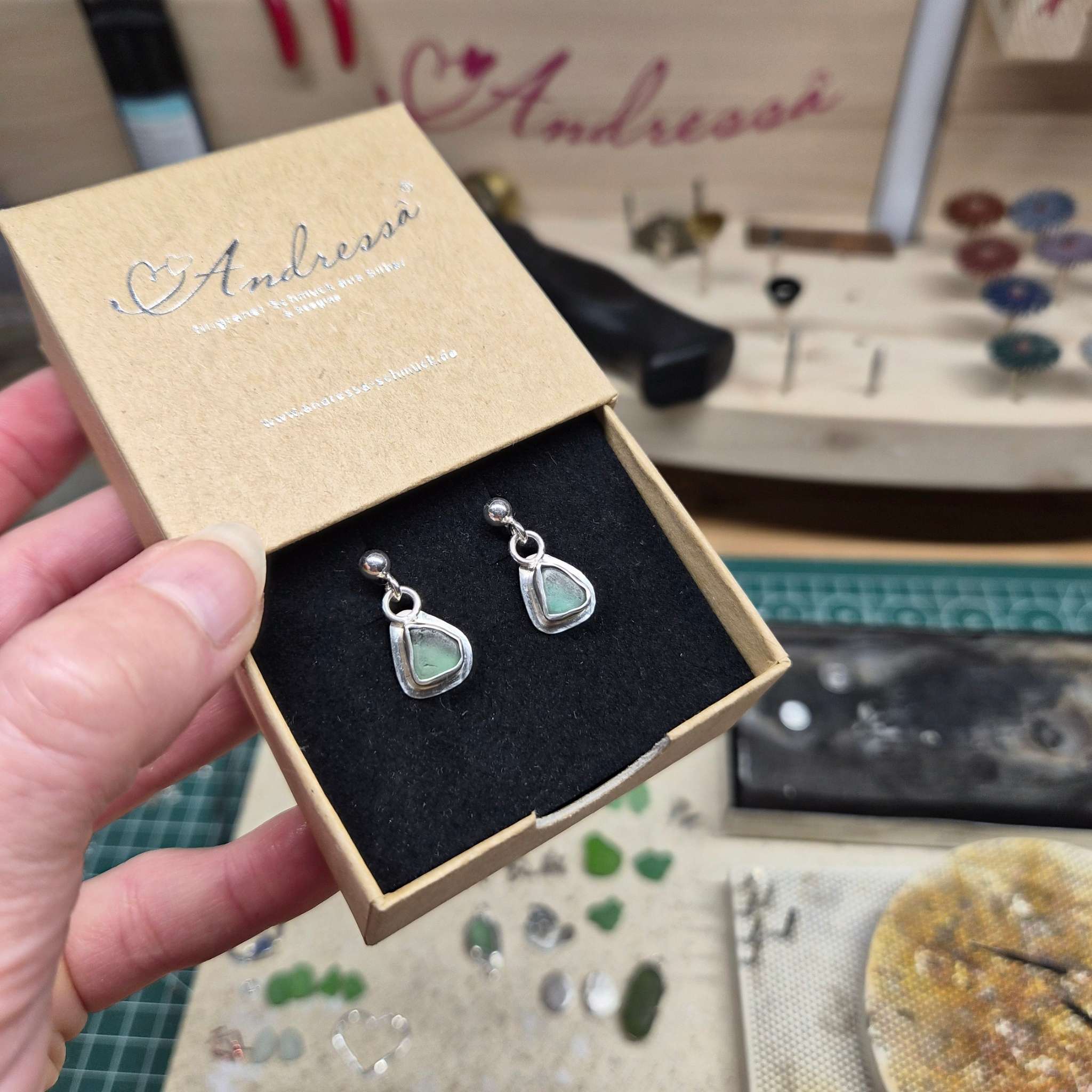 Ohrstecker Silber mit Seeglas - Handgeschmiedet auf Rügen