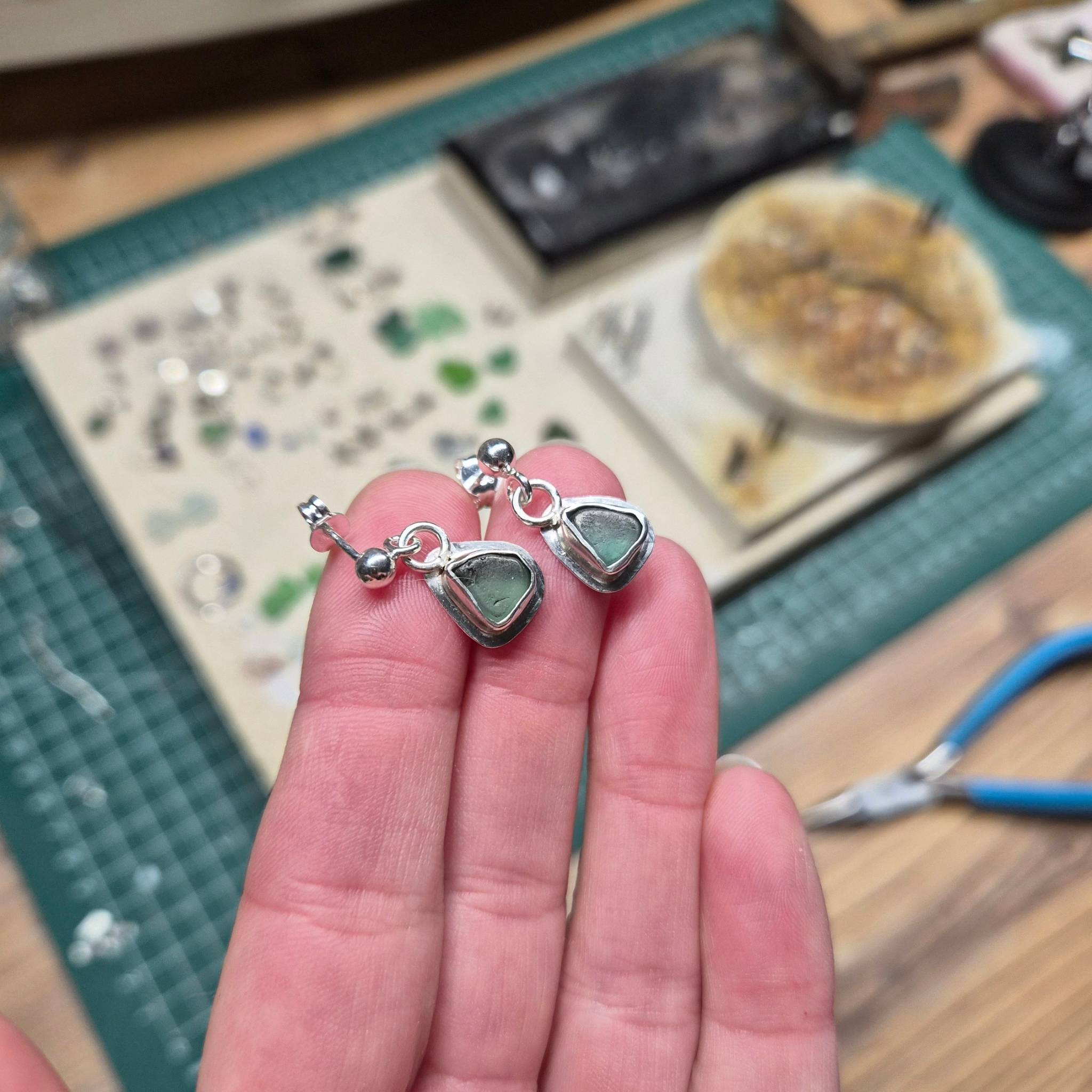 Ohrstecker Silber mit Seeglas - Handgeschmiedet auf Rügen