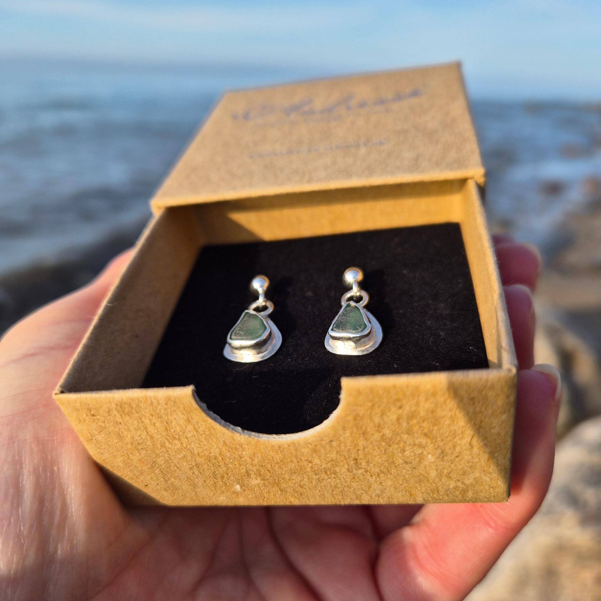 Ohrstecker Silber mit Seeglas - Handgeschmiedet auf Rügen