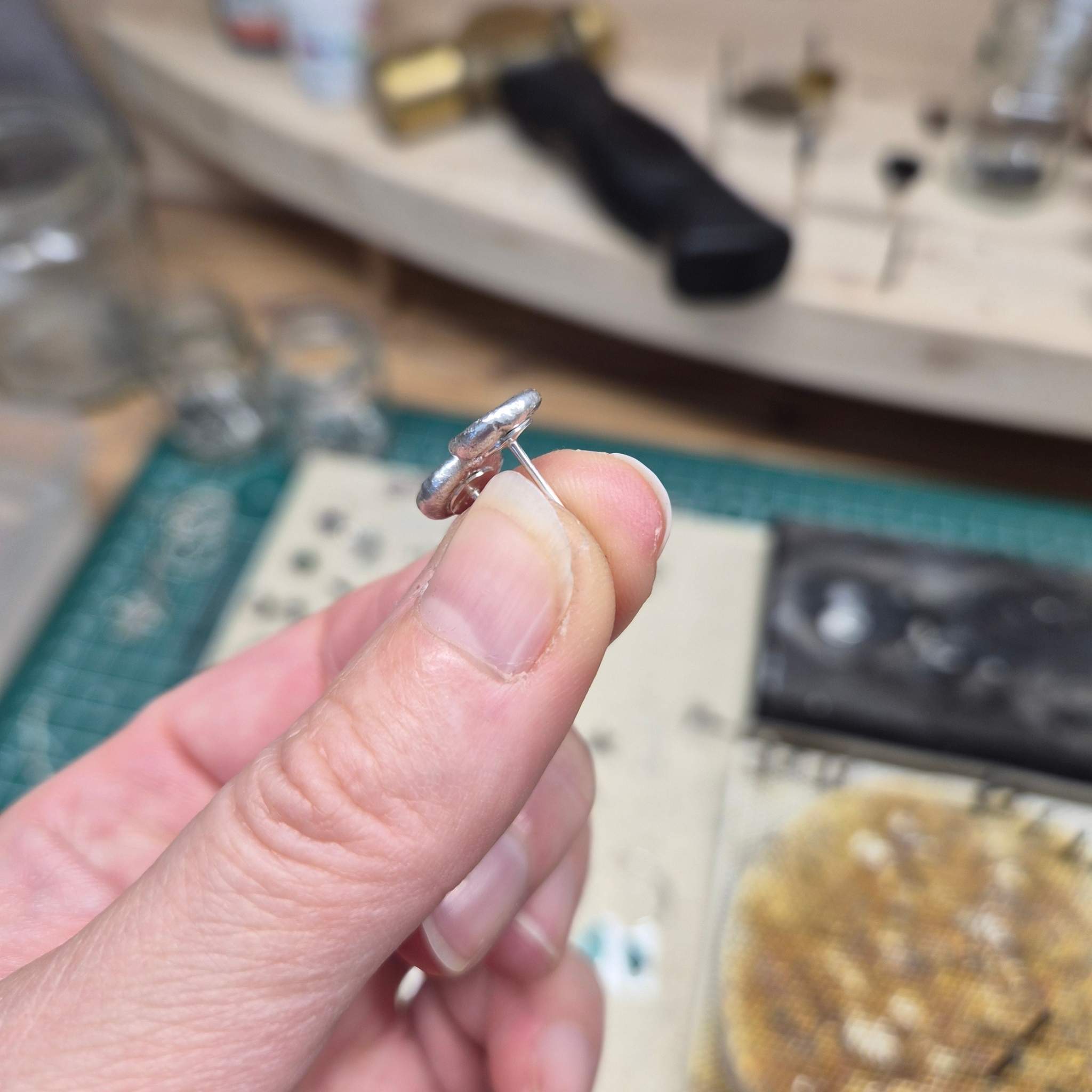 Silberne Ohrringe Stecker rund | Handgeschmiedet 925 Silber | pur oder mit Zeichen