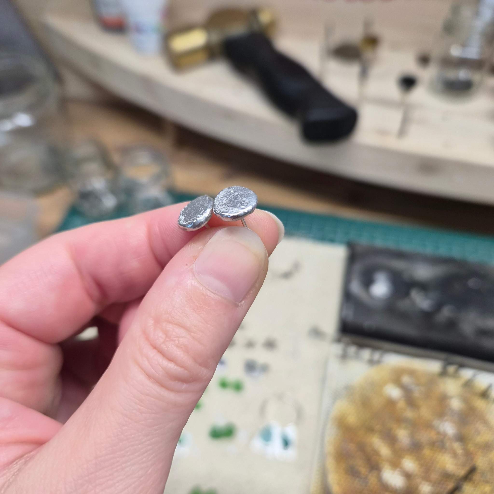 Silberne Ohrringe Stecker rund | Handgeschmiedet 925 Silber | pur oder mit Zeichen