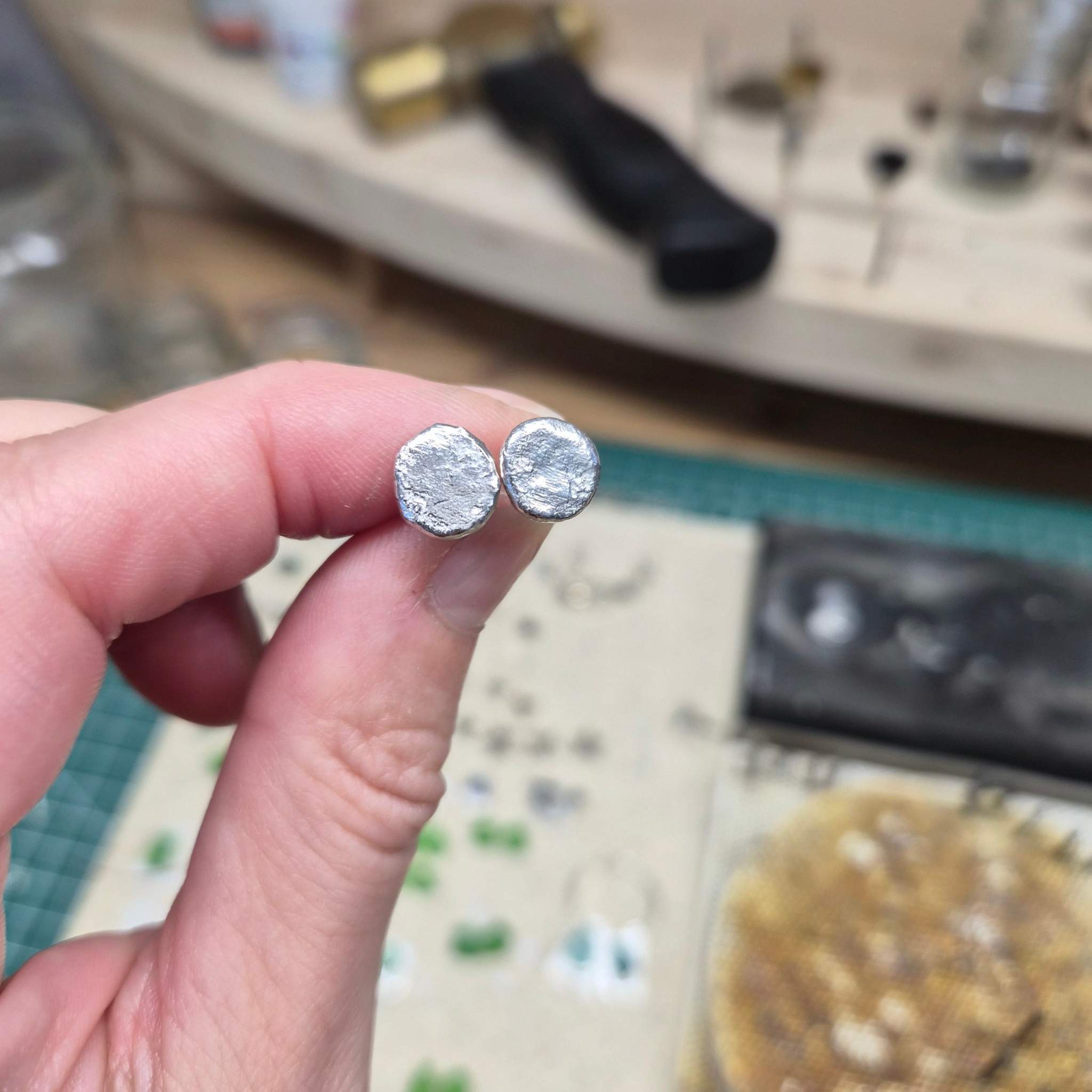 Silberne Ohrringe Stecker rund | Handgeschmiedet 925 Silber | pur oder mit Zeichen